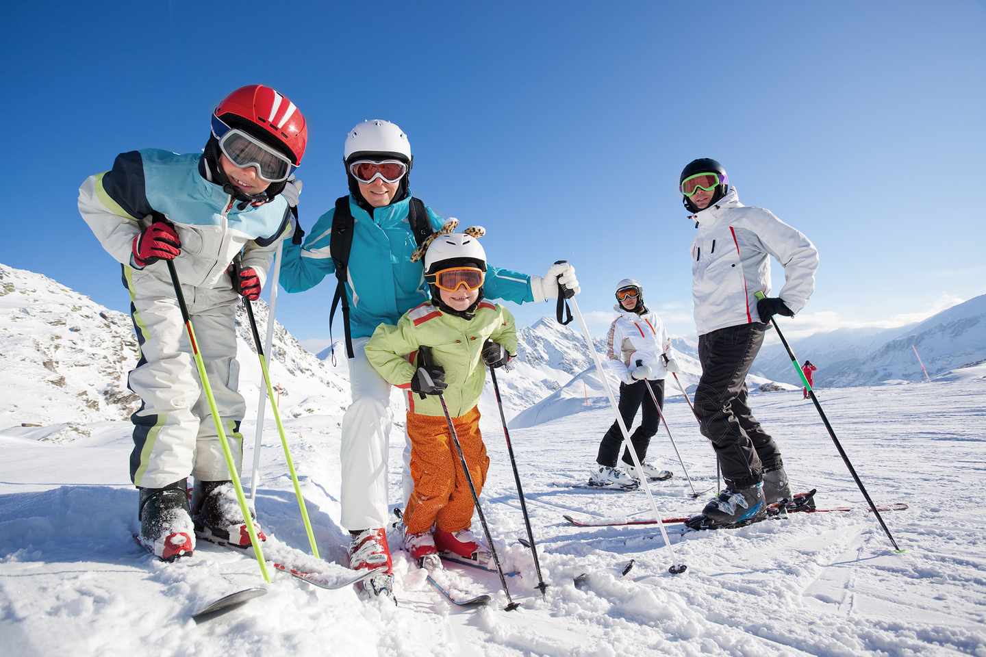 oesterreich-alpen-ski-familie-626754944.jpg