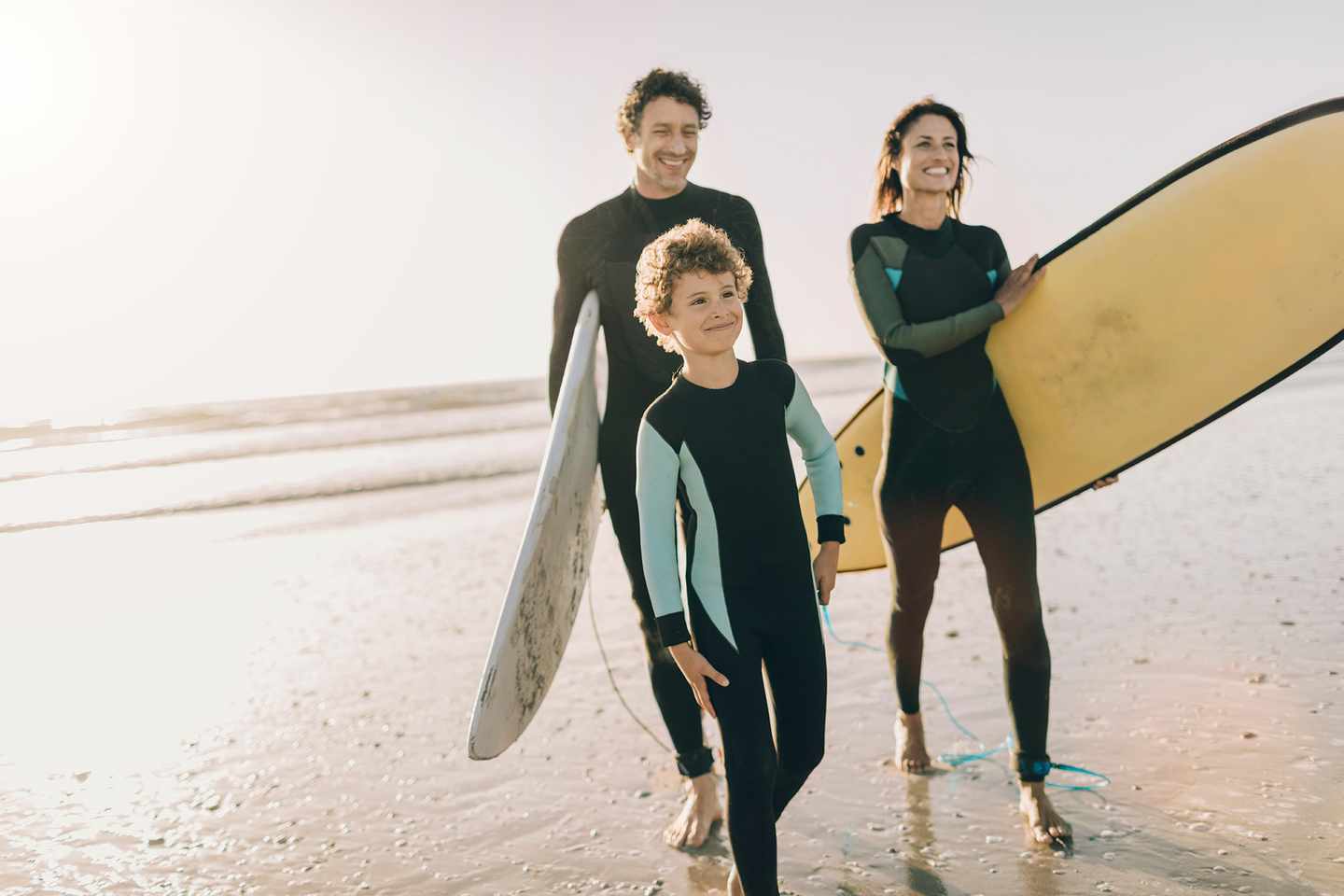 usa-familienurlaub-familie-spaziert-am-strand-mit-surfbrettern-g-687312640.jpg