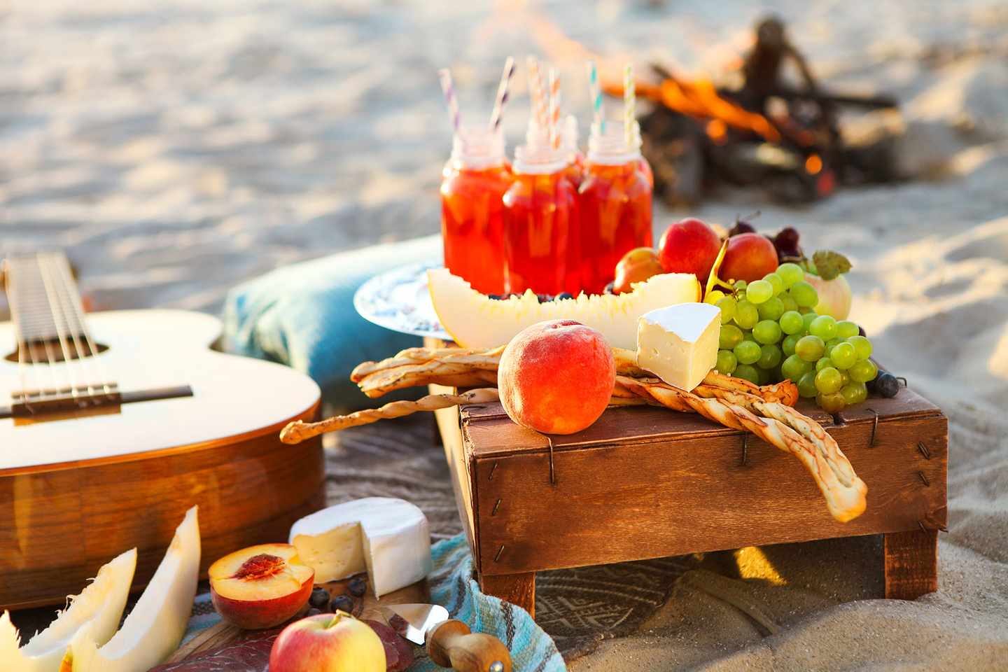 malediven-sonnenuntergang-und-aufgang-picknick-am-strand-mit-vielen-fruechten-und_getraenken-g-545338782.jpg