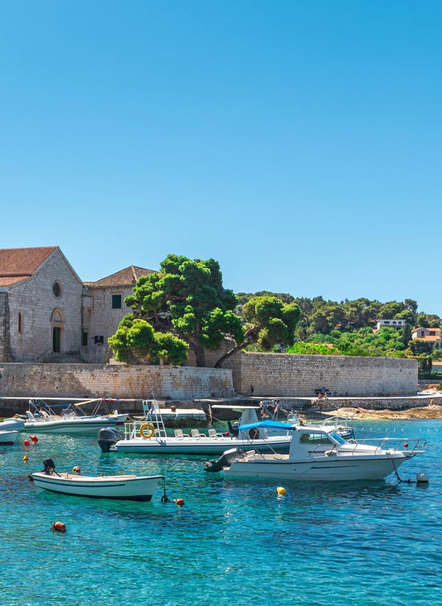 Kroatiens Sehenswürdigkeiten kroatien-hvar-kueste-kirche-crop-g-1331785504.jpg