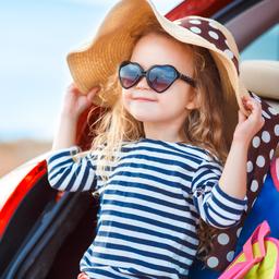 familienrundreise-maedchen-mit-sonnenbrille-und-hut-sitzt-im-kofferaum-g-1283486953.jpg