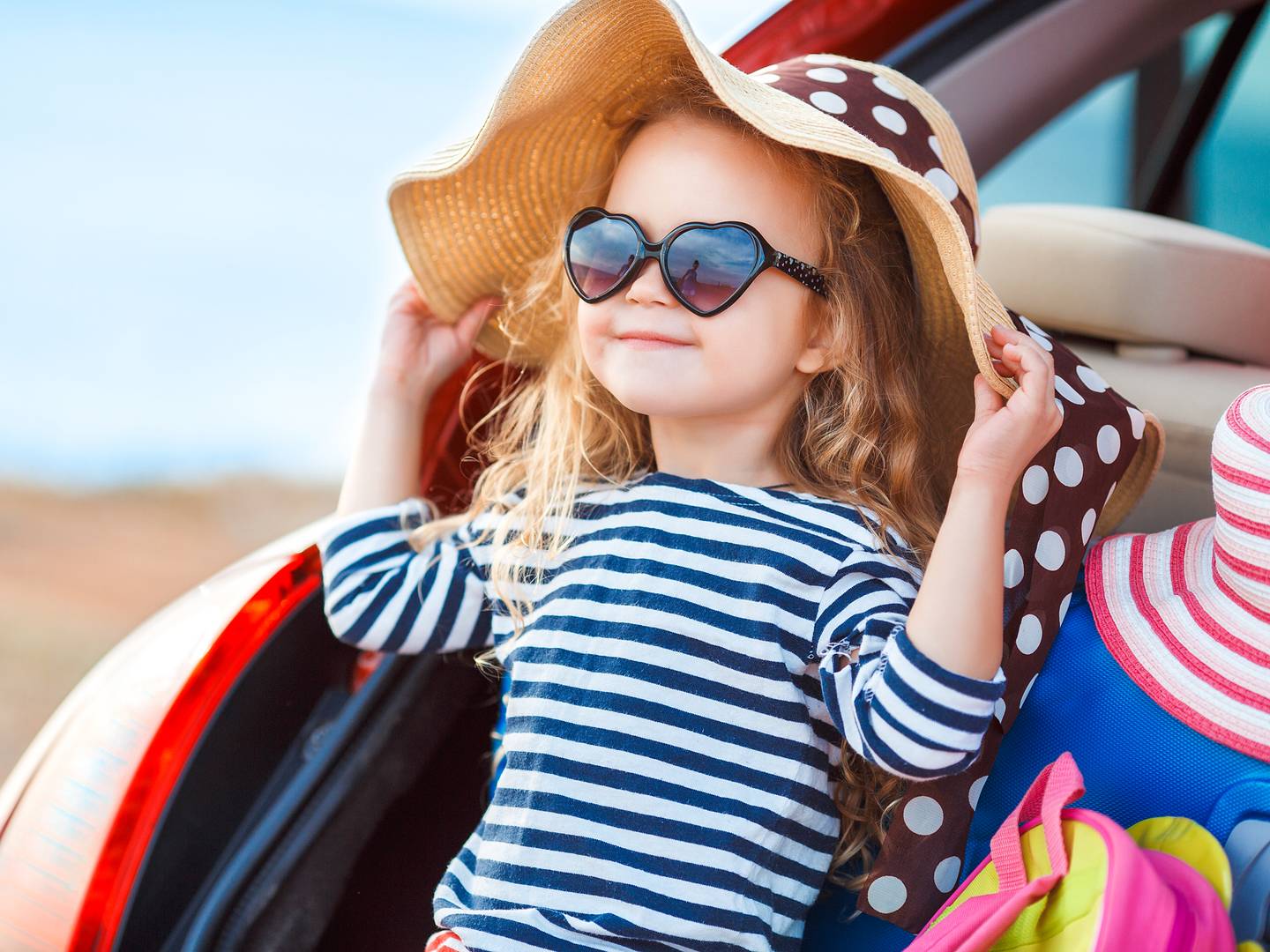 blt7bd32b654d42cbcb-familienrundreise-maedchen-mit-sonnenbrille-und-hut-sitzt-im-kofferaum-g-1283486953.jpg familienrundreise-maedchen-mit-sonnenbrille-und-hut-sitzt-im-kofferaum-g-1283486953.jpg
