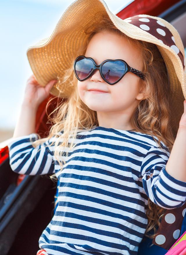 Rundreise mit Kindern familienrundreise-maedchen-mit-sonnenbrille-und-hut-sitzt-im-kofferaum-g-1283486953.jpg