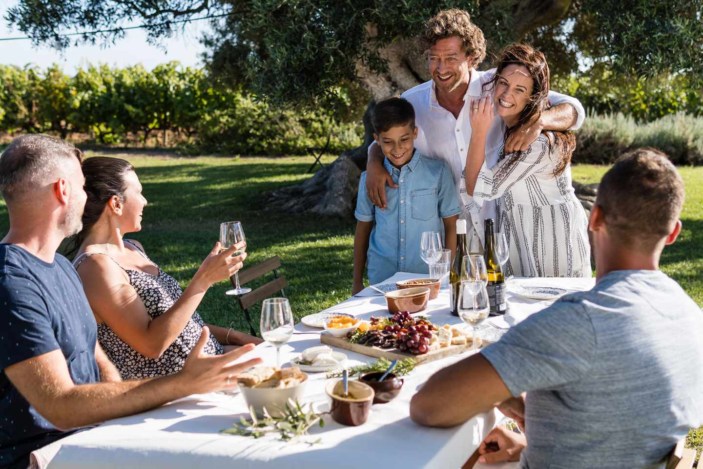 blt0a37f1f77550438a-Algarve-Wein-Familie-ata_II_-46.jpg Familie am Tisch