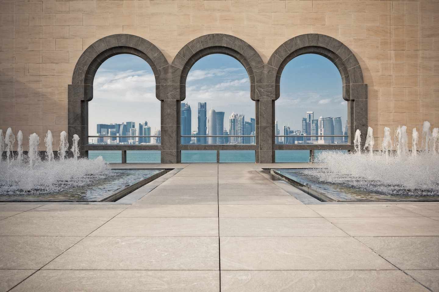 blt4c4e0c8dbbc7fcda-katar-doha-aussicht-auf-die-stadt-torbogen-g-161745666.jpg Aussicht auf Doha mit Torbogen