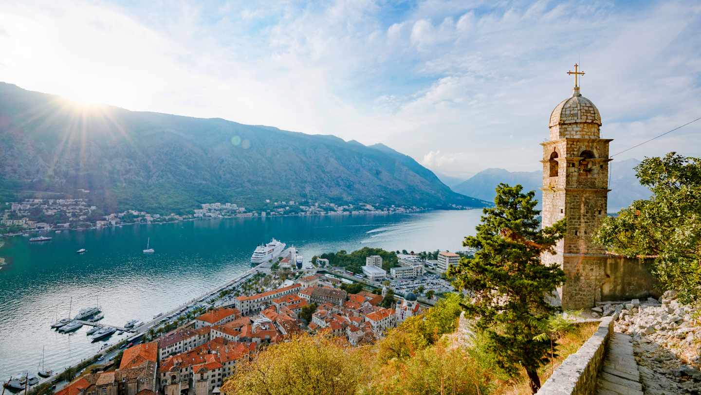 montenegro-bucht-von-kotor-g-928546378.jpg