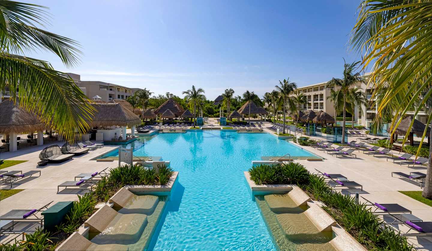 bltb60eead8f8eb223b-paradisus-la-perla-main-pool_303.jpg Paradisus La Perla Pool