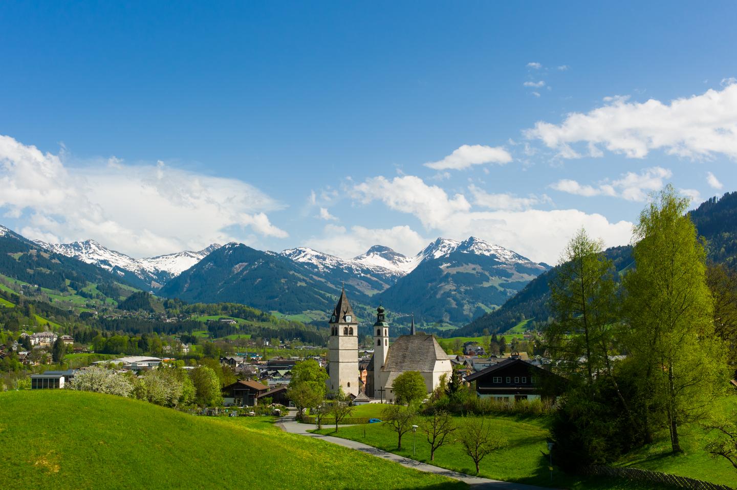 oesterreich-tirol-kitzbuehel-landschaft-fruehling-g-180739038.jpg