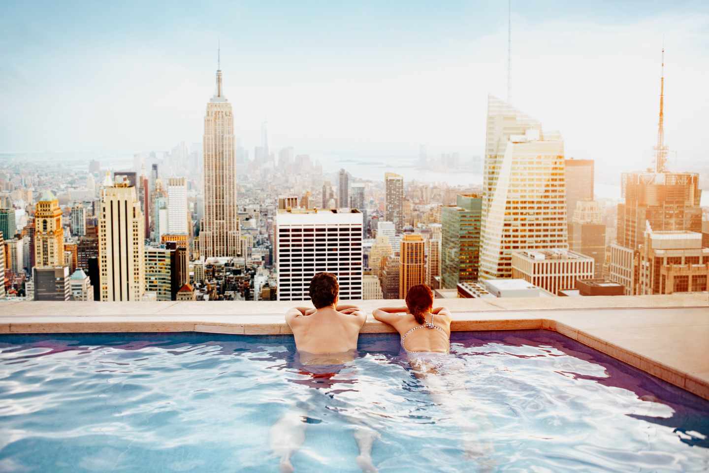 nordamerika-usa-new-york-city-paar-in-pool-mit-blick-auf-die-skyline-g-535761281.jpg