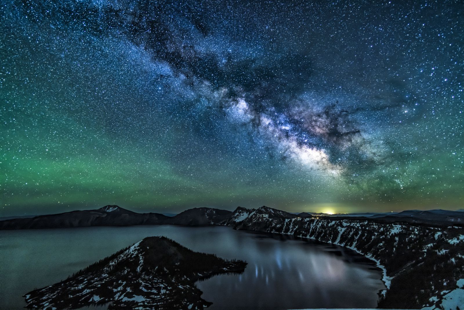 Der klare Sternenhimmel und die Milchstraße spiegeln sich im Kratersee des Crater-Lake-Nationalparks