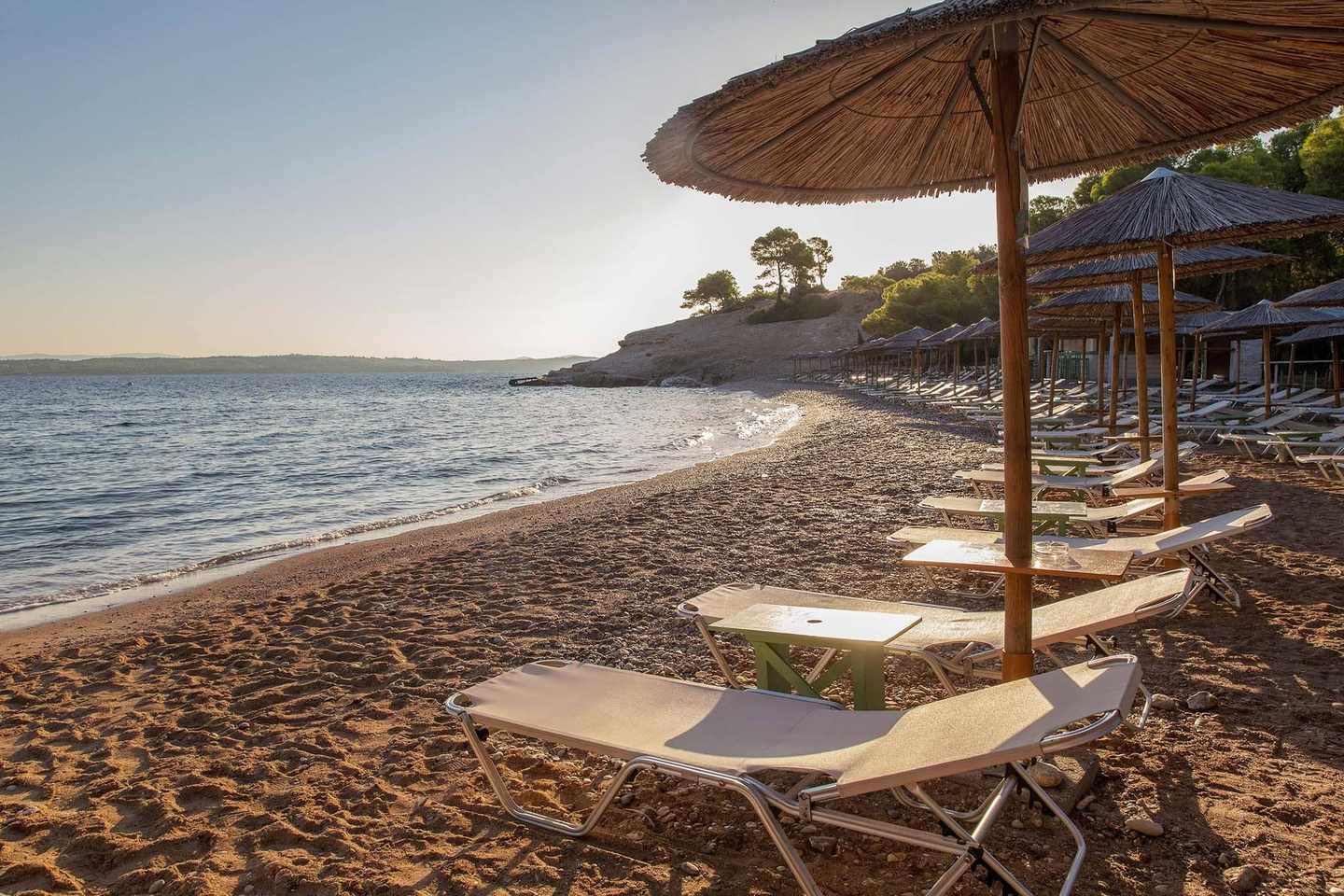 griechenland-kos-blick-auf-baeume-sonnenschirme-und-meer-am-psalidi-beach-g-1157626729.jpg