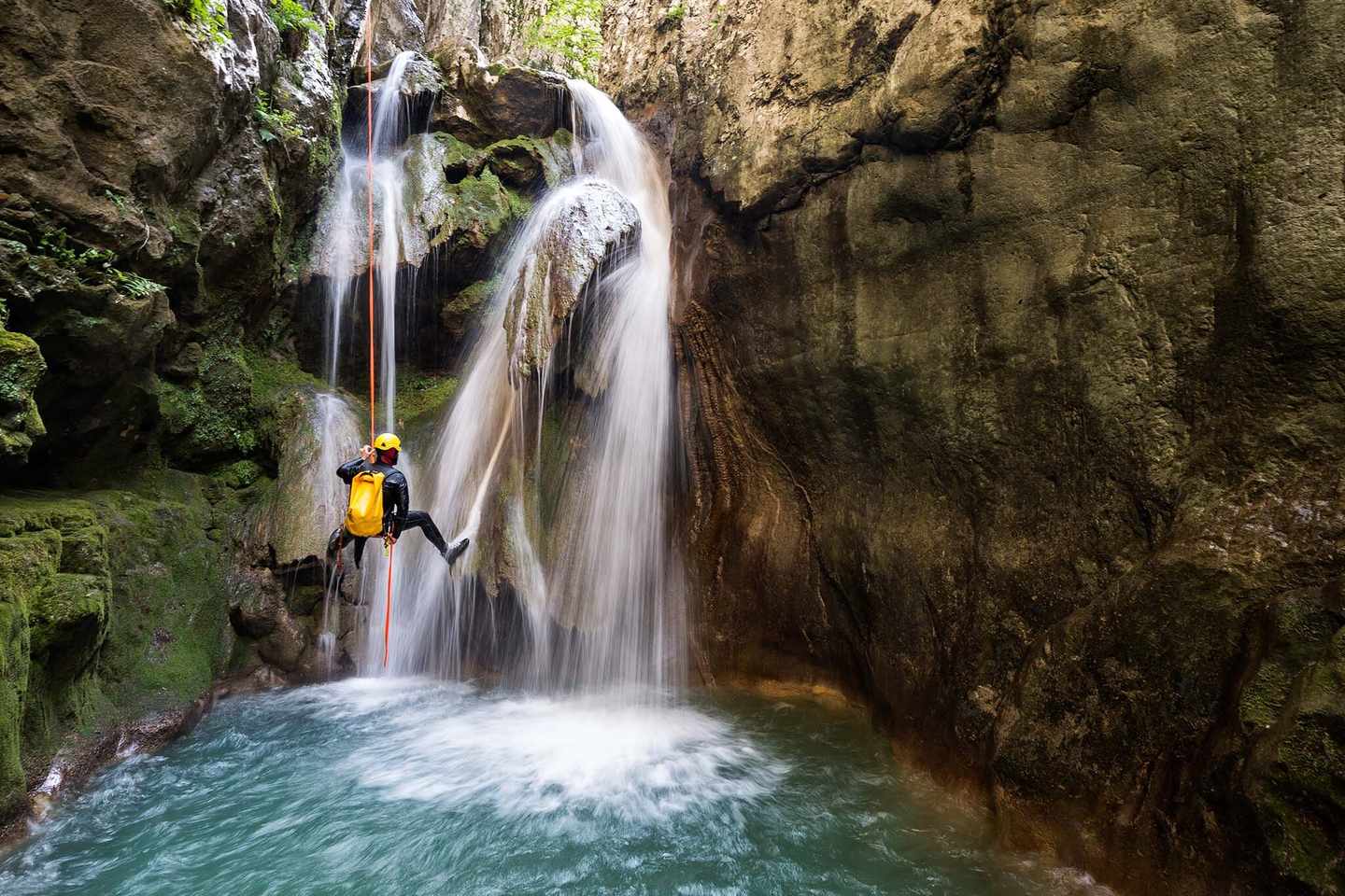 sentido-hotels-outdoor-canyoning-abenteuer-mann-seilt-sich-einen-kleinen-wasserfall-ab-g-546203568.jpg