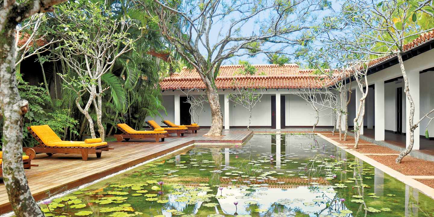 Garten des Heritance Ayurveda Maha Gedara mit liegen und Naturpool 