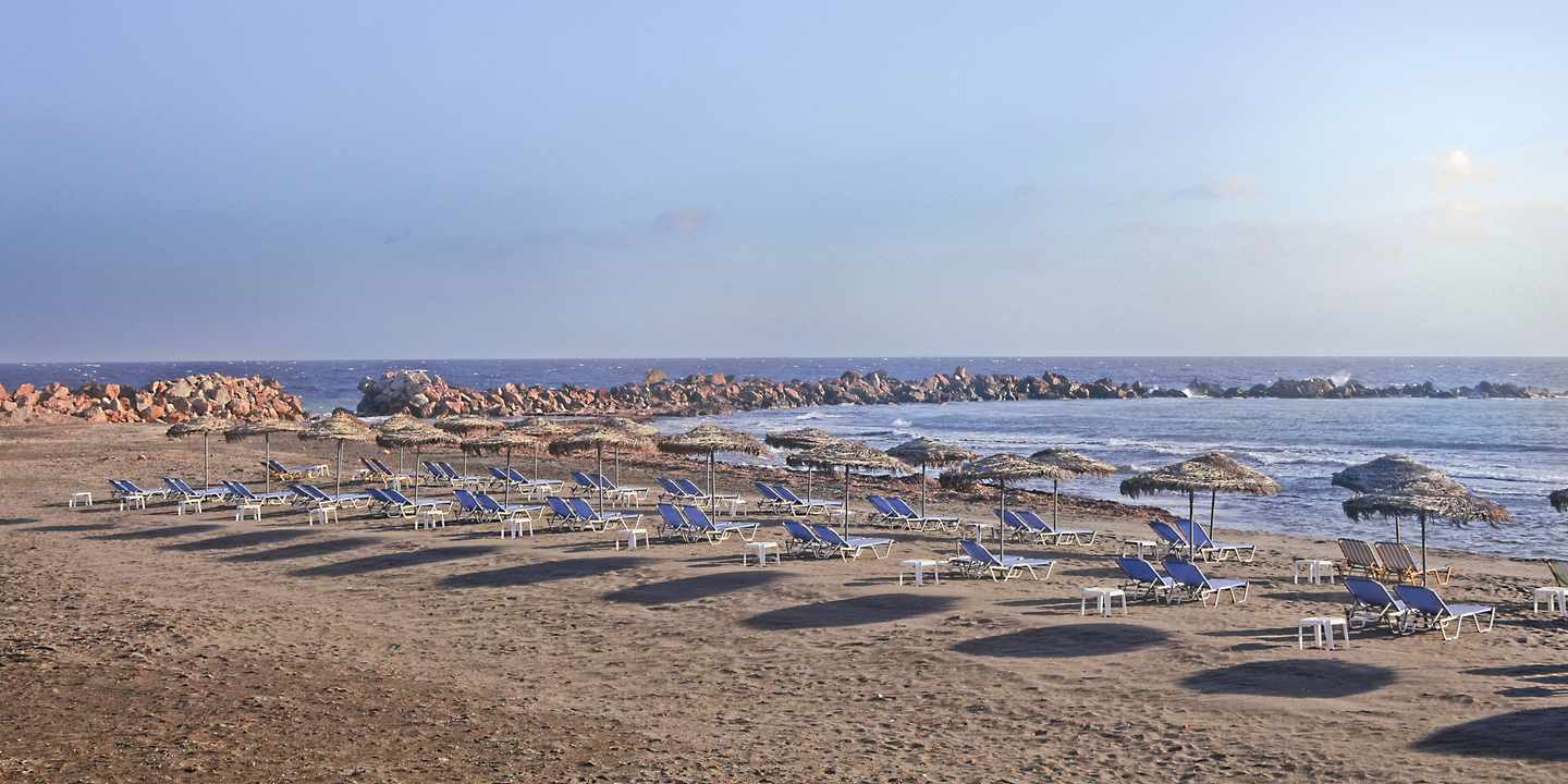 griechenland-santorini-monolithos-strand-g-1069948914.jpeg
