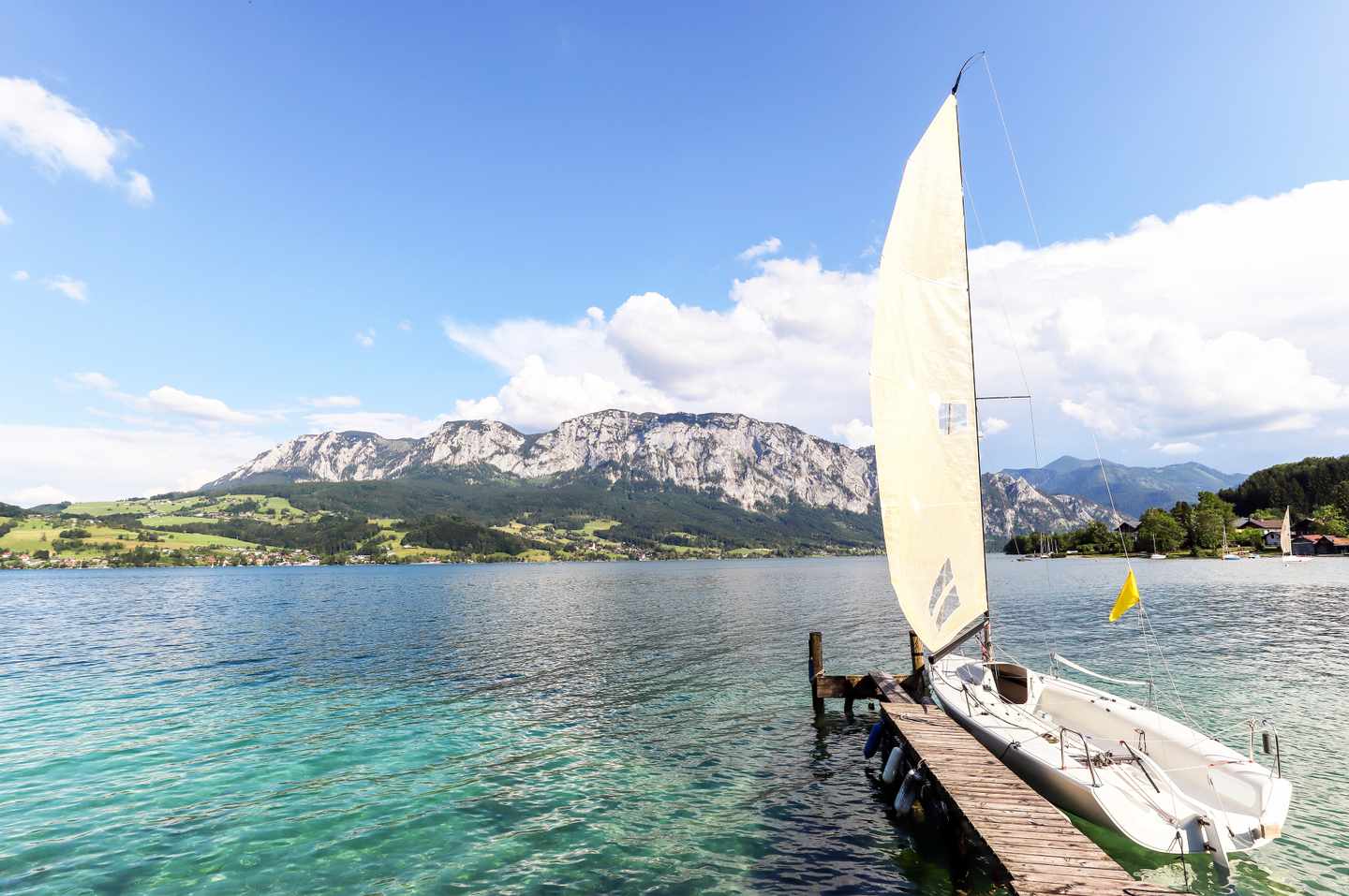 osterreich-oberoesterreich-salzkammergut-attersee-blick-auf-den-attersee-mit-segelboot-g-1159874556.jpg