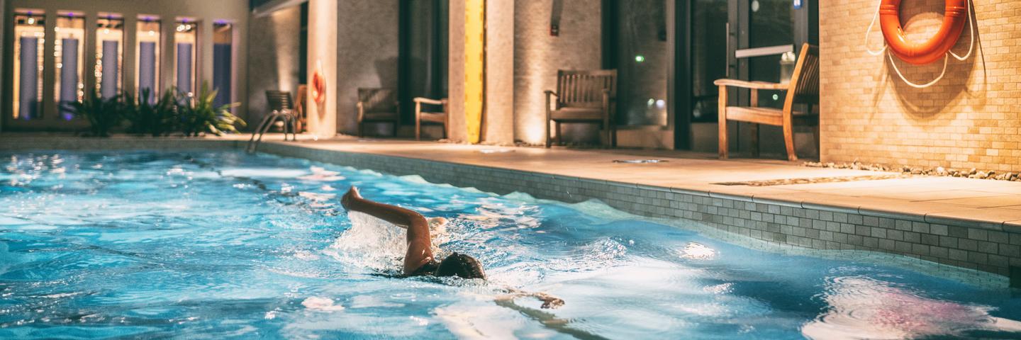 deutschland-koeln-indoor-pool-schwimmen-g-1248805986.jpg
