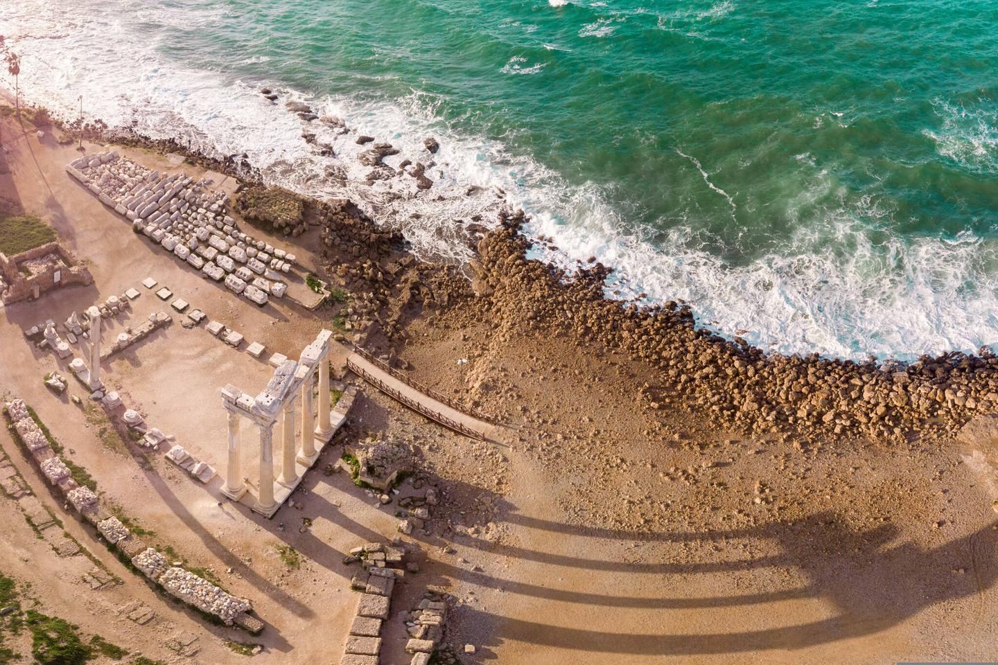 Luftaufnahme der Ruinen des Apollon Tempels am Strand in Side