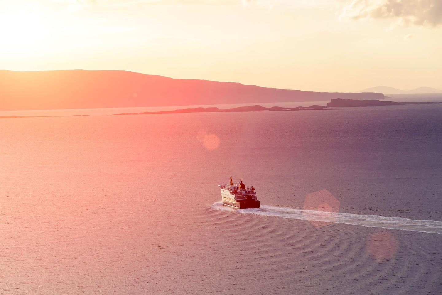 deutschland-nordsee-tagesausflug-faehre-im-sonnenuntergang-faehrt-ueber-wasser-g-472239787.jpg