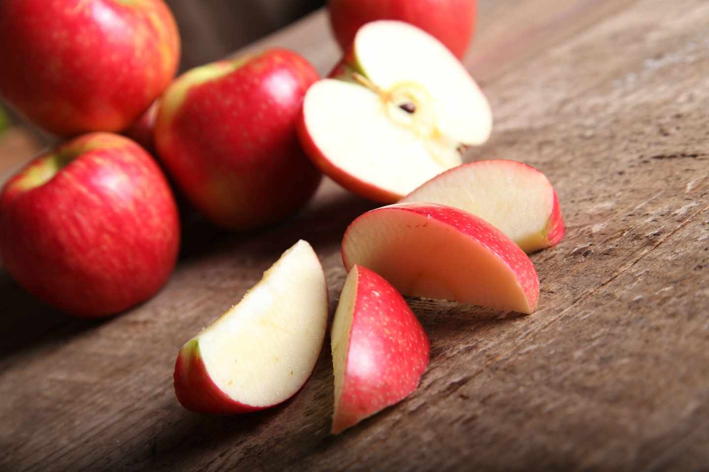 aepfel-rot-holzbrett-geschnitten-g-132027480.jpg