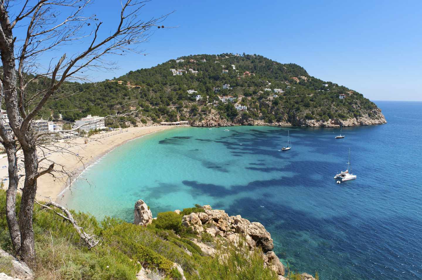 ibiza-bucht-strand-t-153150279.jpg