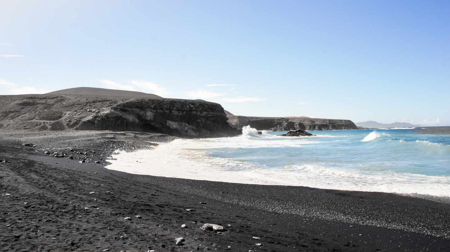 spanien-kanaren-fuerteventura-ajuy-schwarzer-strand-klippen-g-2222293981.jpg
