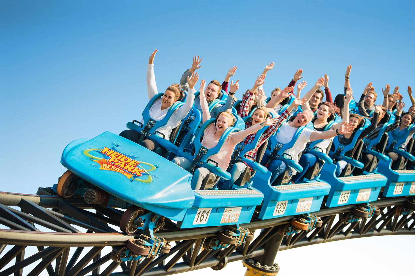 deutschland-heide-park-leute-halten-die-arme-in-die-luft-in-der-katapultstart-achterbahn.jpg
