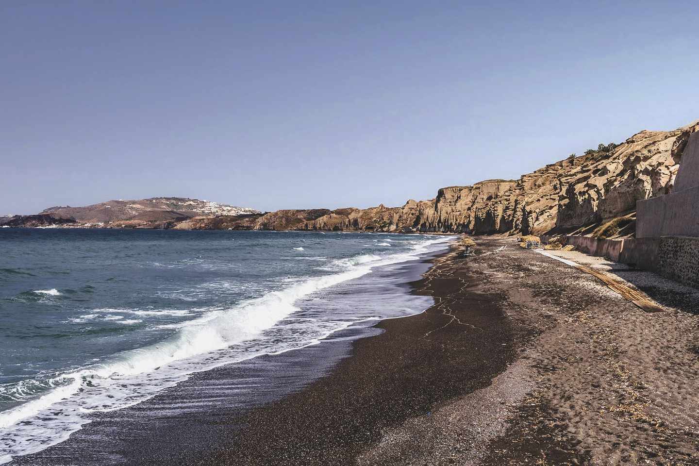 griechenland-santorini-weisse-klippen_am-schwarzen-strand-des-white-beach-g-1033869324.jpg
