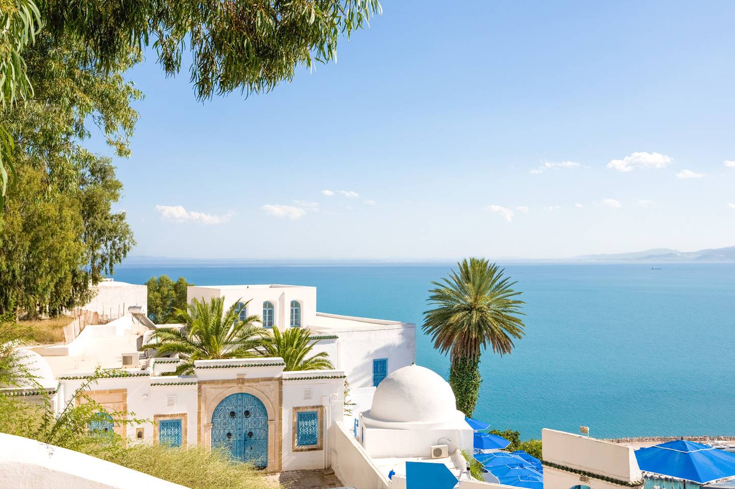 tunesien-sidi-bou-said-weißes-gebäude-meer-kv-tunesien-wkz-g-147042082.jpg