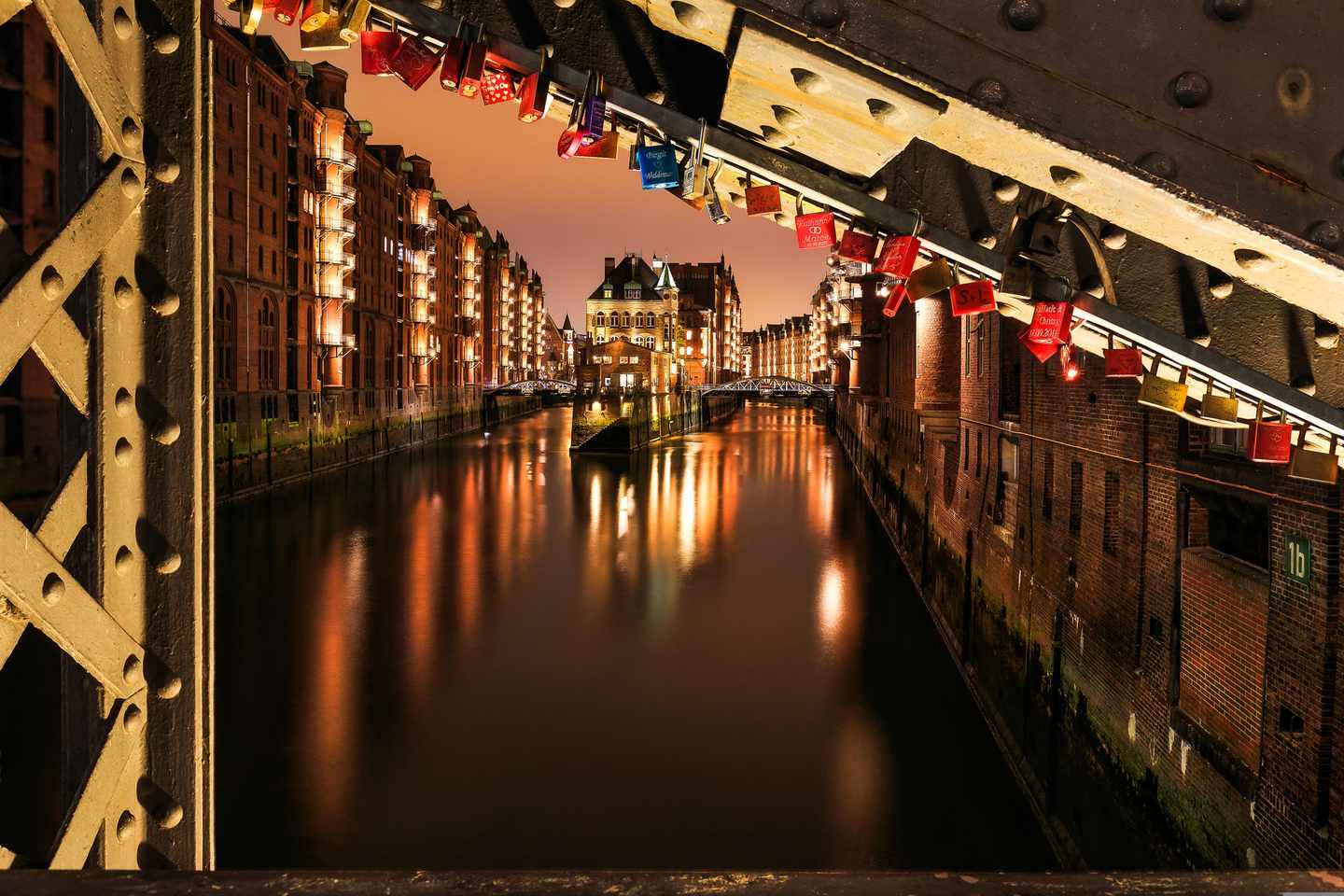 hamburg-wasserschloss-speicherstadt-g-876463638.jpg