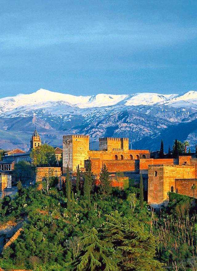 Hotel in Andalusien buchen Burg und Berge in Andalusien