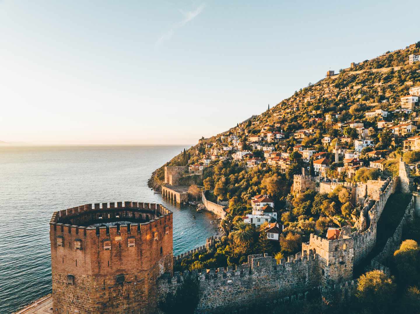 Ausblick auf die Stadt Alanya, dem Meer und die alte Stadtmauer