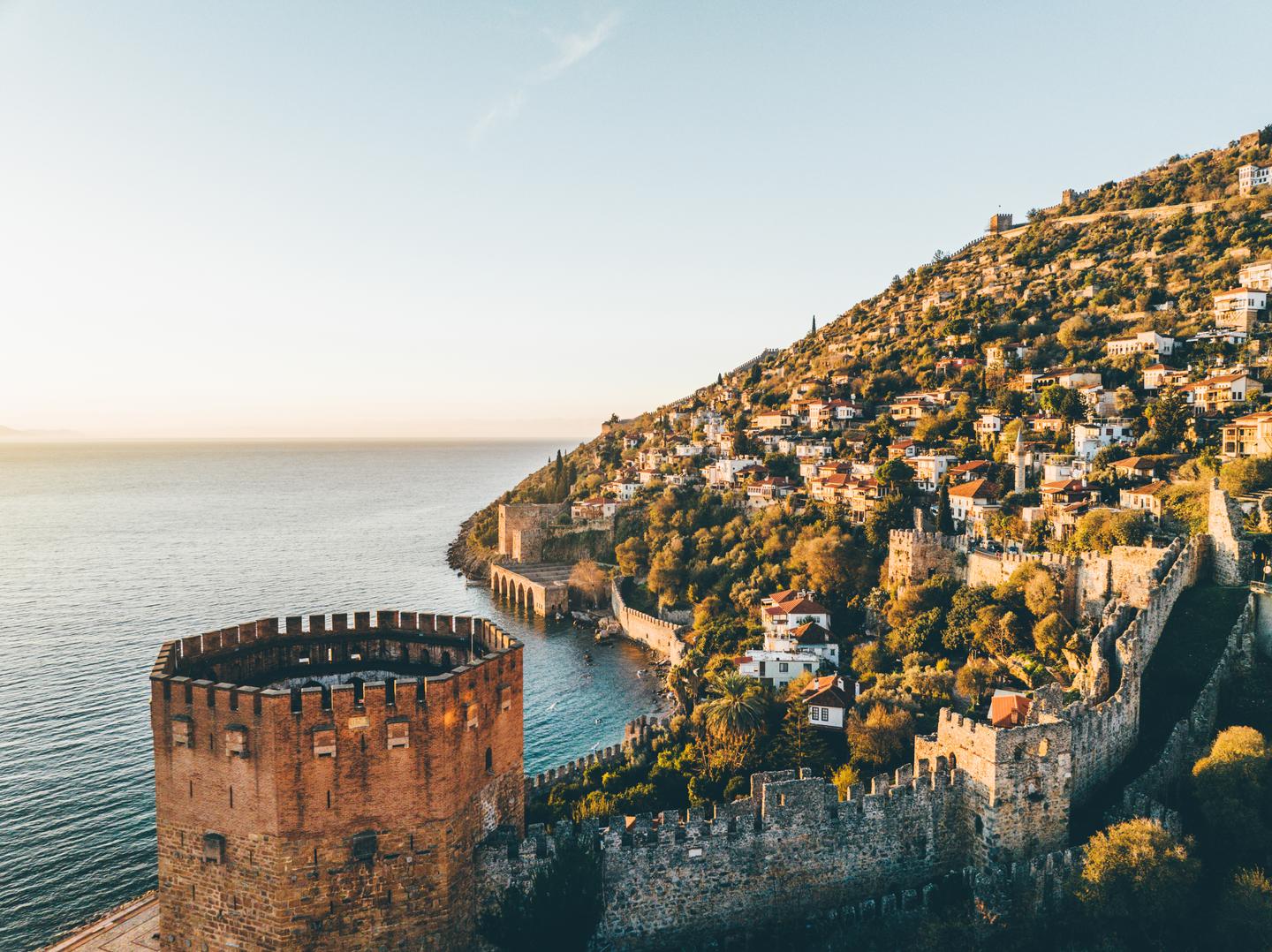 Ausblick auf die Stadt Alanya, dem Meer und die alte Stadtmauer
