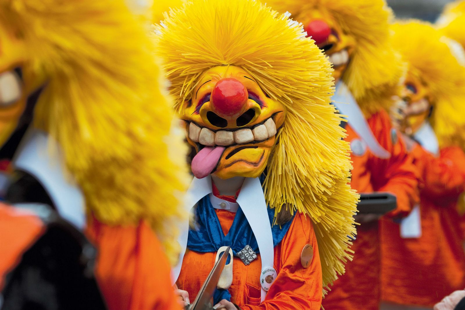 Eine Musikgruppe in schrägen Clownskostümen bei der "Baseler Fasnacht"