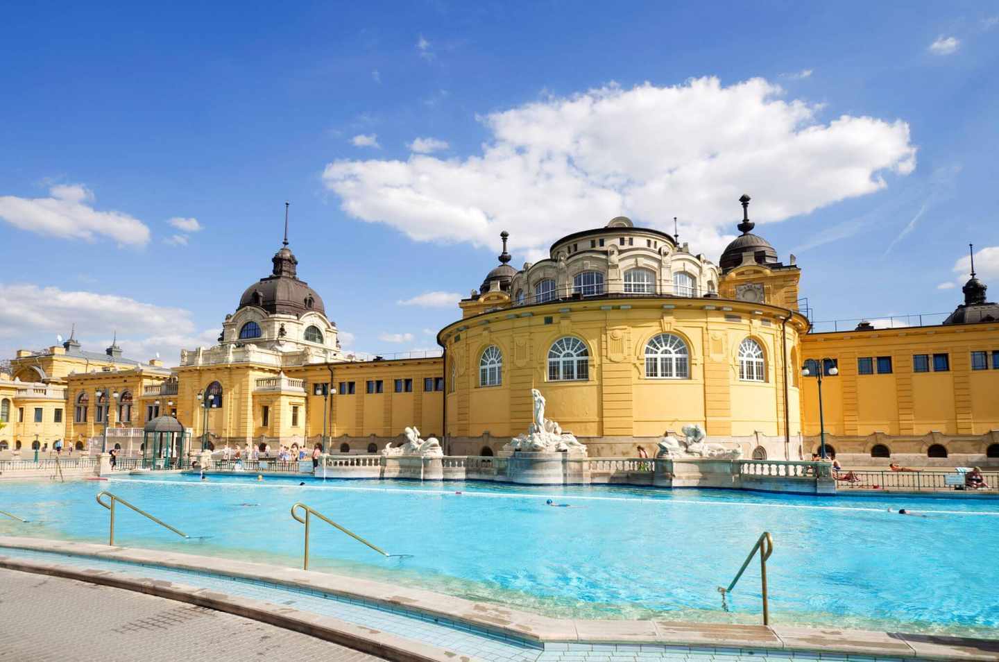 ungarn-budapest-szechenyi-bad-g-166217064.jpg