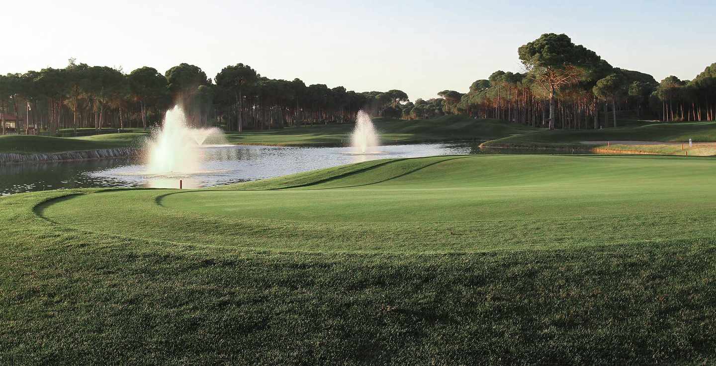 tuerkei-belek-golfplaetze-mit-großem-see-und-waeldchen-im-hintergrund-g-187620155_bearbeitet.jpg