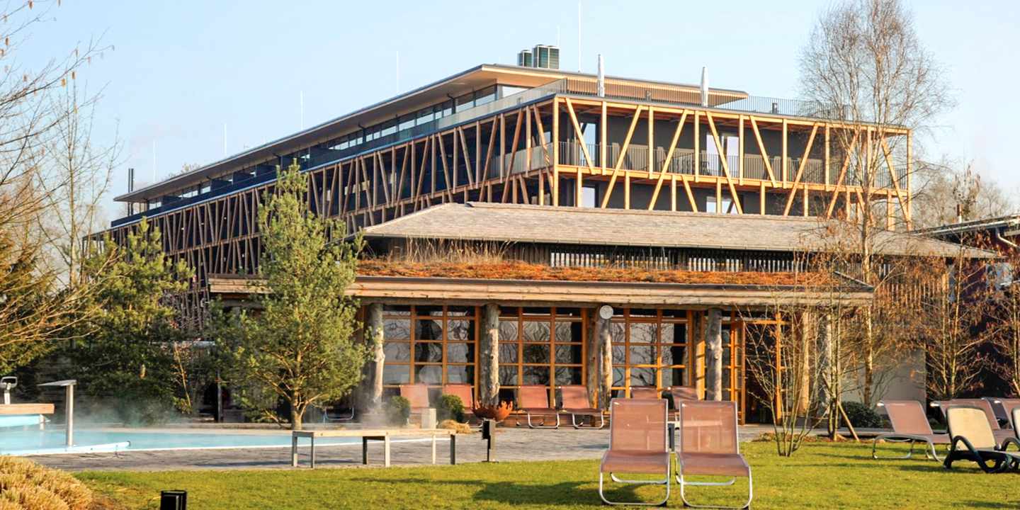 deutschland-radolfzell-bodensee-bora-hotsparesort-aussenpool-holzarchitektur-wellnesshotel-DER1357460.jpg