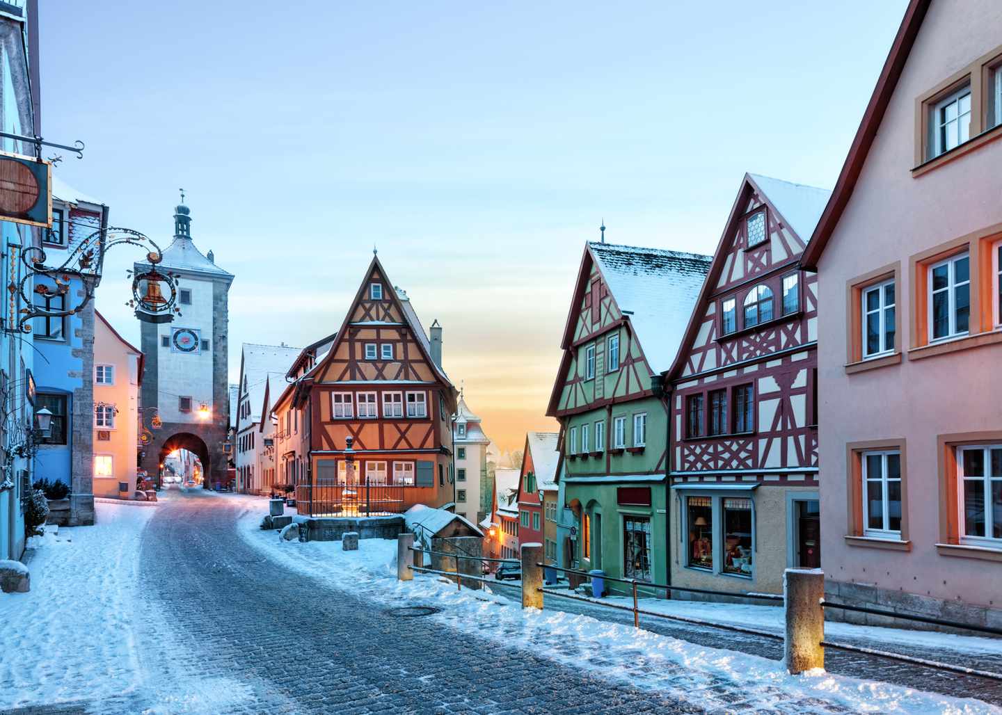deutschland-bayern-rohenburg-ob-der-tauber-winter-in-der-altstadt-g-643994978