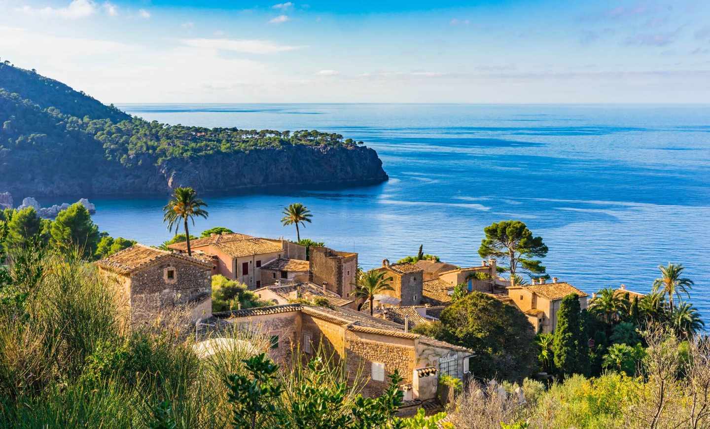 spanien-mallorca-dorf-an-der-kueste-g-865052662.jpg