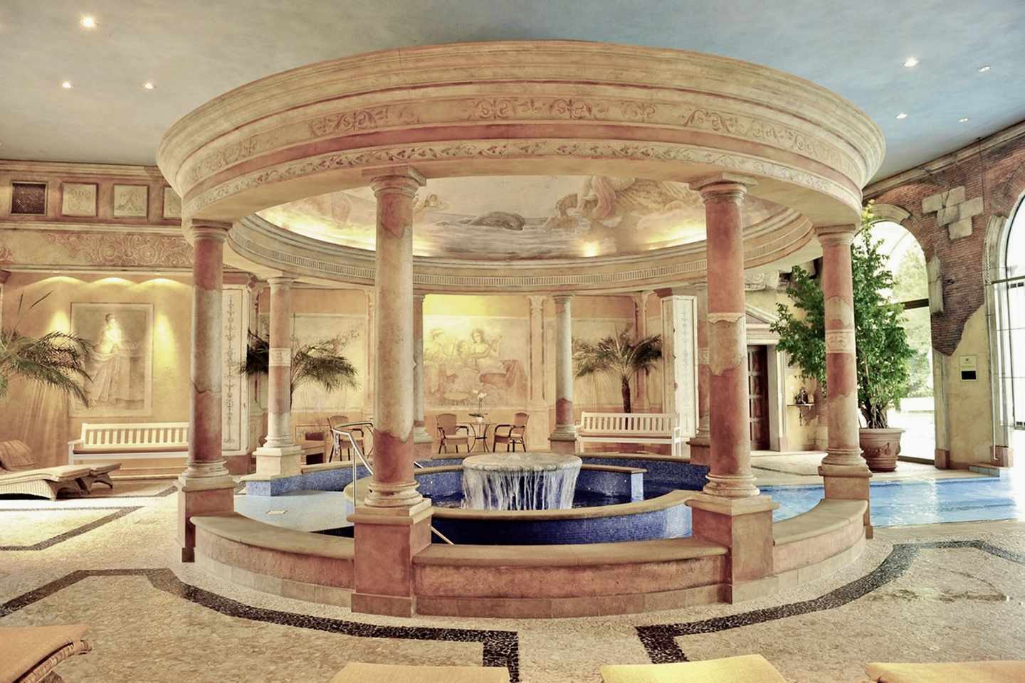 bltbf4e12c20793de21-freizeitparks-aussergewoehnliche-hotels-erlebnishotel-colosseo-eingang.jpeg Hotels in Freizeitparks Erlebnishotel Colosseo Wellnessbereich