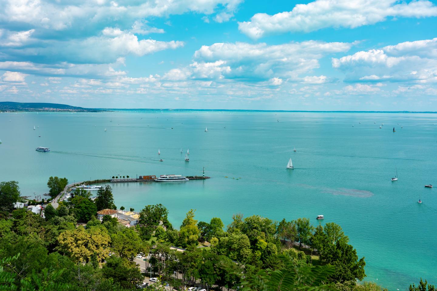 ungarn-balaton-plattensee-segelboote-tihany-pier-g-1338894388.jpg
