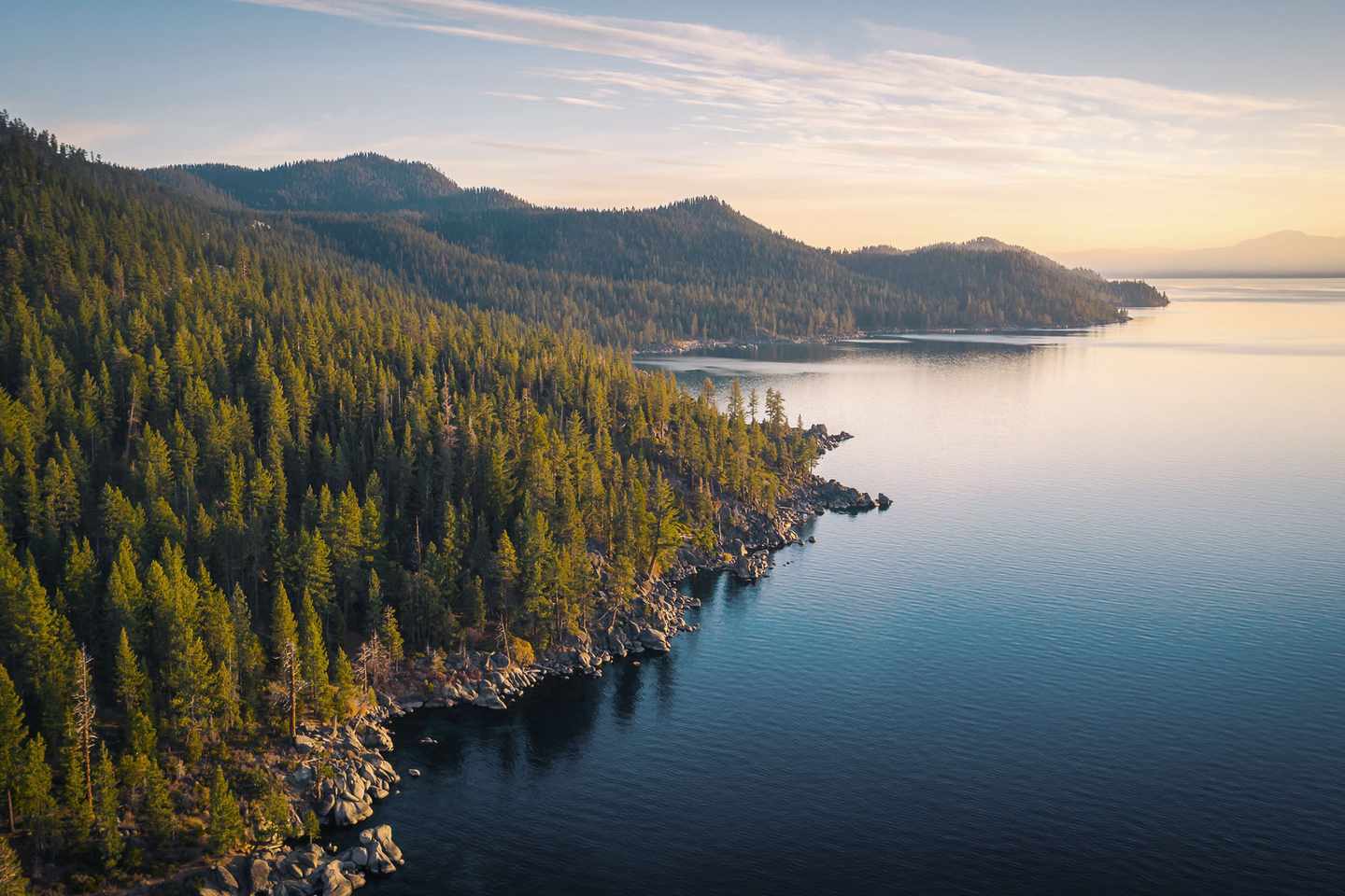 usa-familienurlaub-luftaufnahme-des-lake-tahoe-shoreline-mit-bergen-g-1302742624.jpg