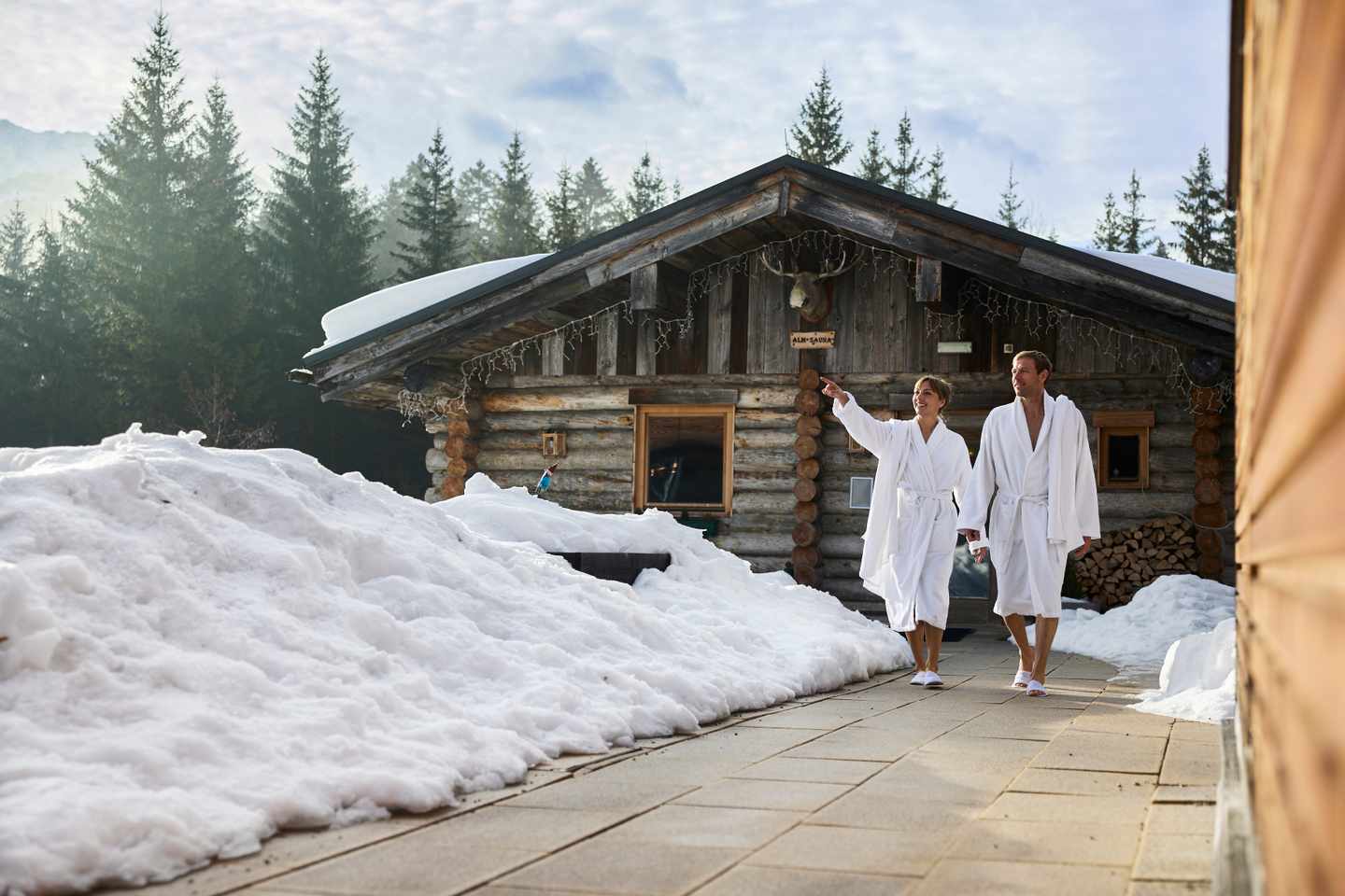 oesterreich-steiermark-bad-mitterndorf-aldiana-club-salzkammergut-paar-vor-wellnesshuette-SKT_Entspannen_0025-f-aldiana.jpg