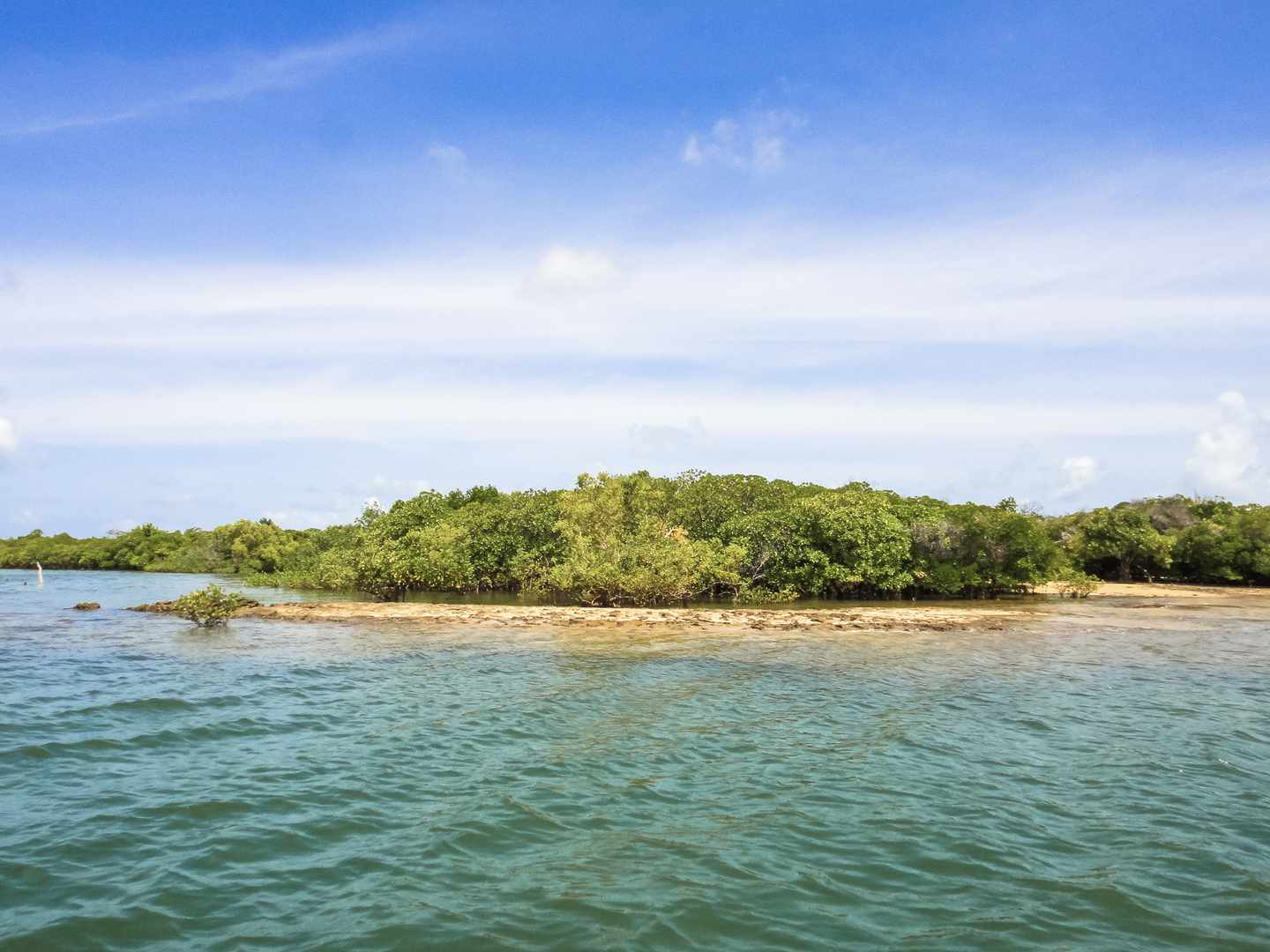 kenia-iamu-manda-island-beach-g-532054784.jpg