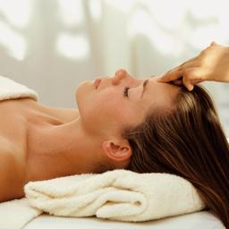 wellness-frau-bei-gesichtsbehandlung-p-I13734.jpg