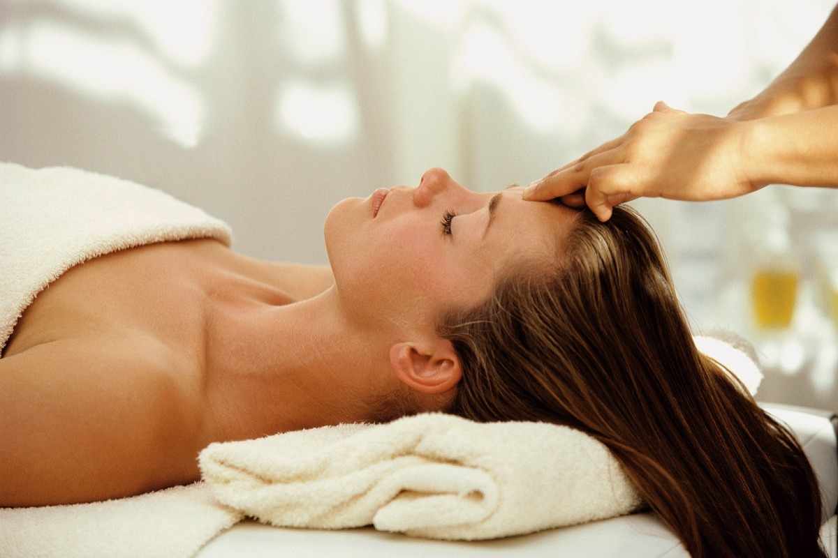 wellness-frau-bei-gesichtsbehandlung-p-I13734.jpg