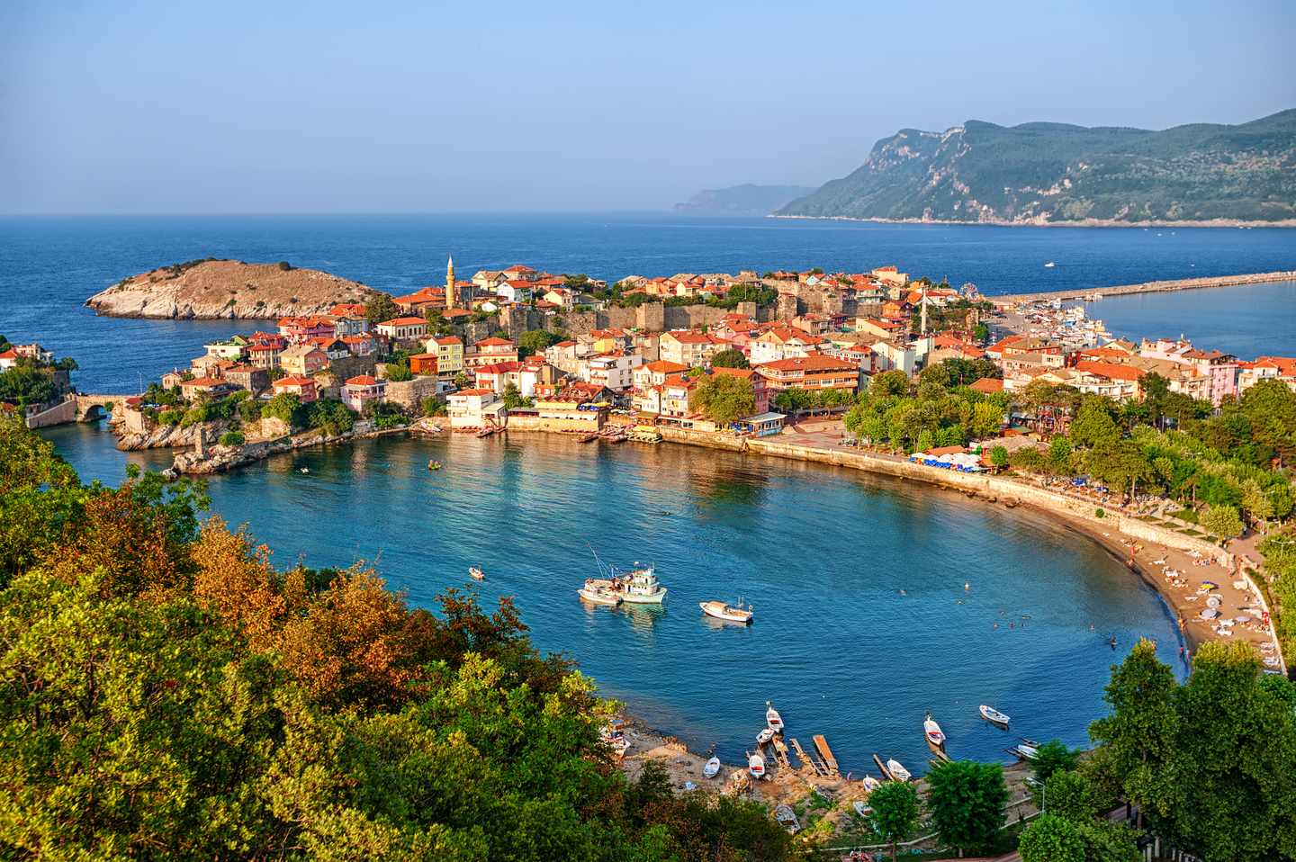 tuerkei-amasra-halbinsellagune-schwarzmeerkueste-g-686642224.jpg