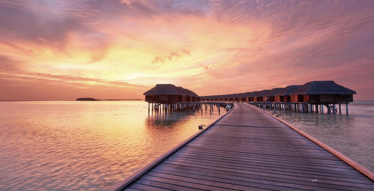 blt57372ecb53e349d4-malediven-sonnenuntergang-und-aufgang-roter-sonnenuntergang-hinter-einer-reihe-von-wasserbungalows-g-492629561.jpg malediven-sonnenuntergang-und-aufgang-roter-sonnenuntergang-hinter-einer-reihe-von-wasserbungalows-g-492629561.jpg