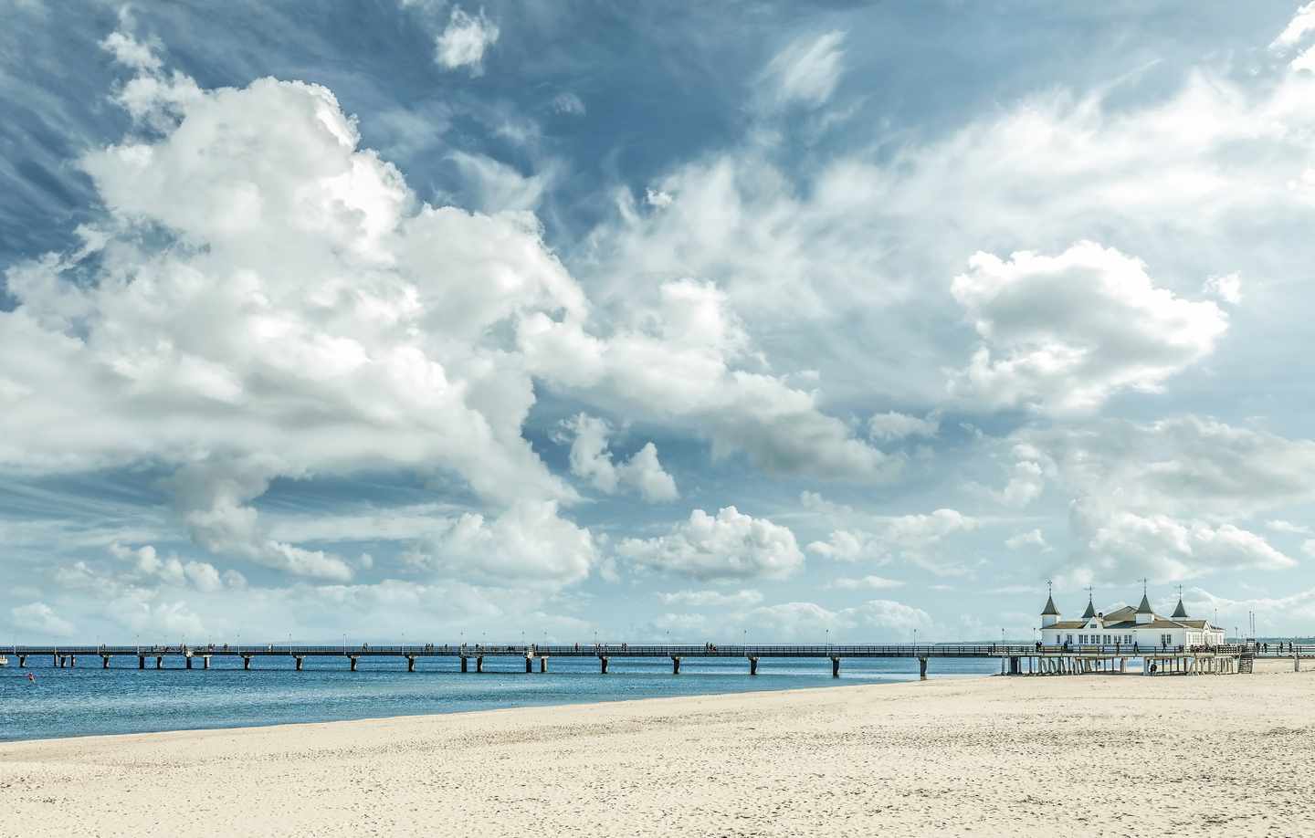 deutschland-mecklenburg-usedom-seeheilbad-ahlbeck-seebruecke-g-481301476.jpg