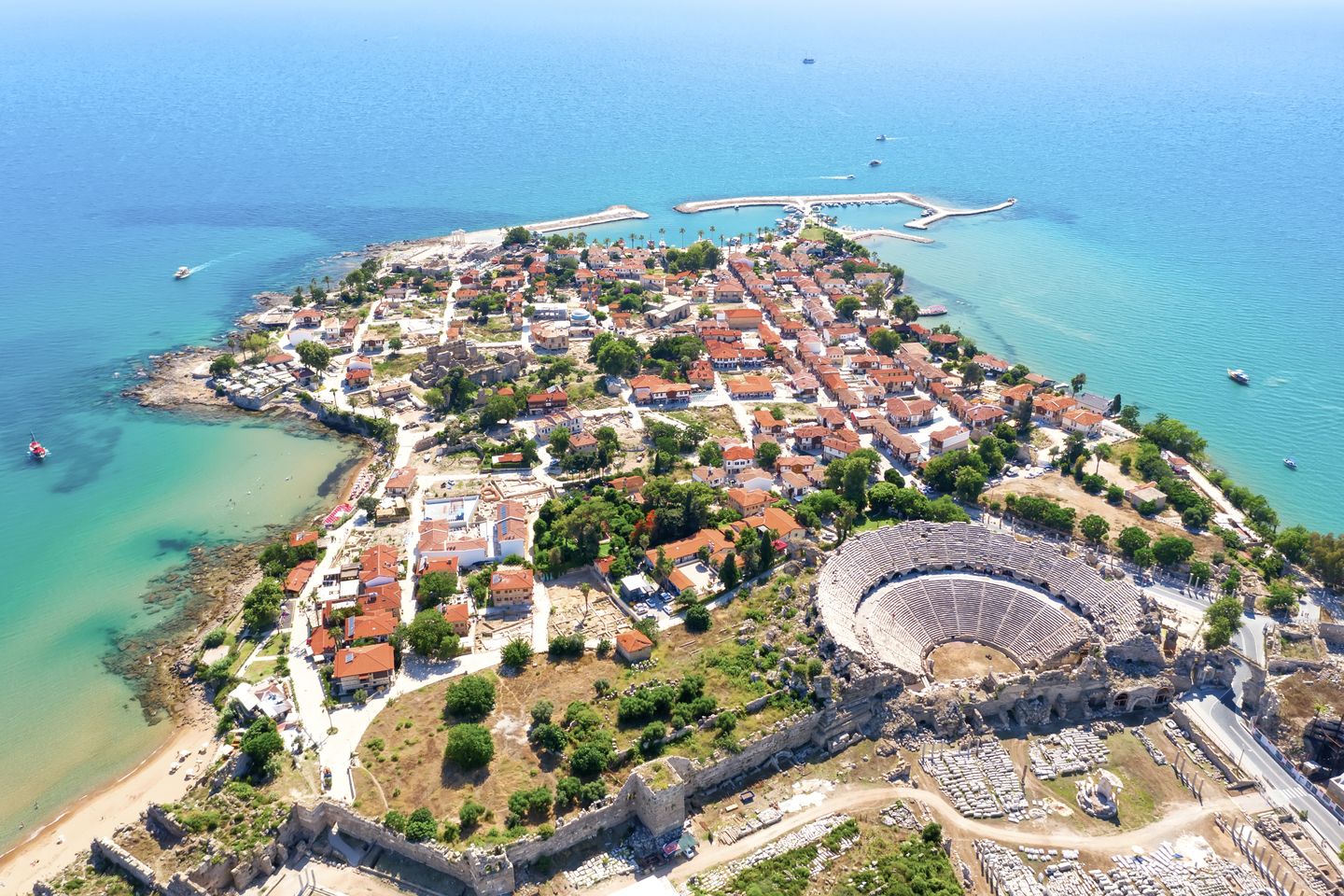 Side Urlaub: Drohnenansicht der alten Stadt Side mit Amphitheater