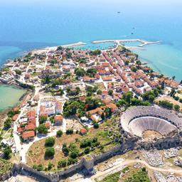 Side Urlaub: Drohnenansicht der alten Stadt Side mit Amphitheater